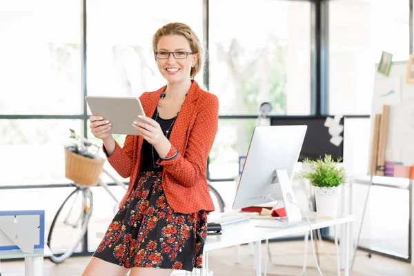 Görevdeki genç bayan.