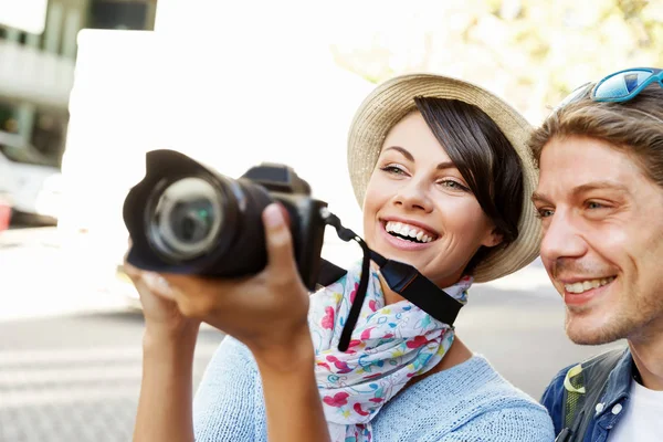 Lächelndes Paar mit der Kamera — Stockfoto
