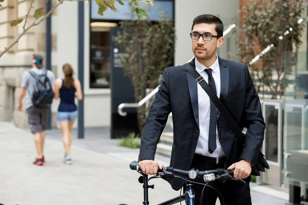 Jonge zakenmensen met een fiets — Stockfoto