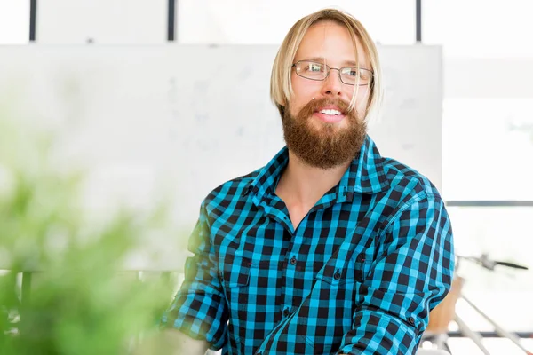 Jeune homme travaillant dans le bureau — Photo