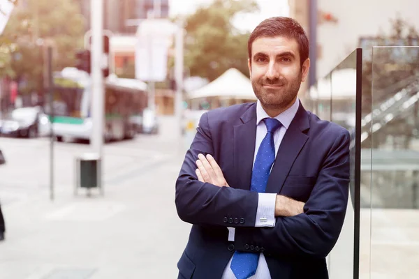 Retrato de hombre de negocios guapo Al aire libre —  Fotos de Stock