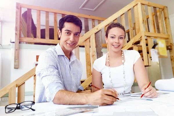 Dos jóvenes arquitectos en el cargo — Foto de Stock