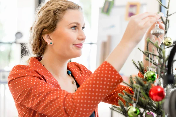 Jonge vrouw in functie — Stockfoto