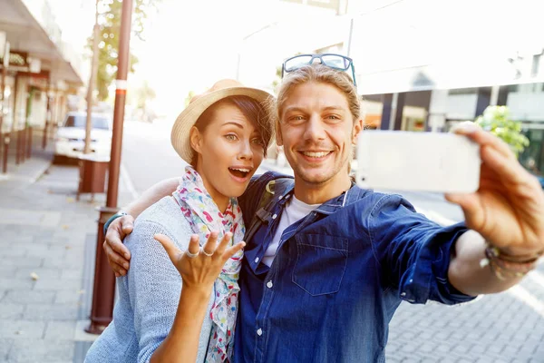 Smiling couple with the camera — Stock Photo, Image