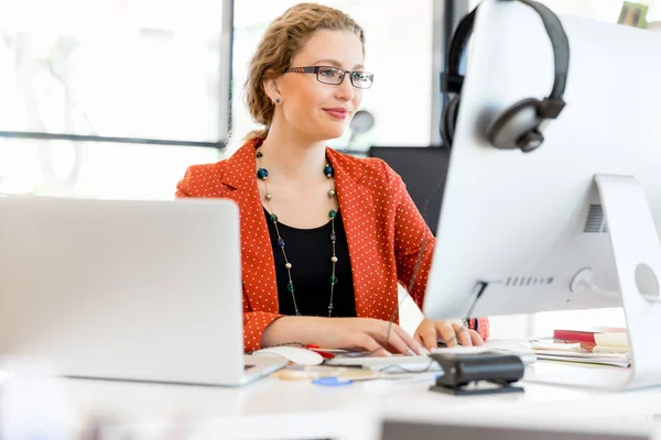 Young woman in office — Stock Photo, Image