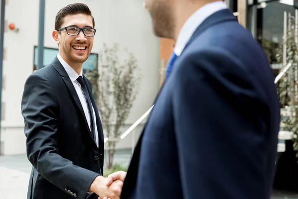 Två affärsmän skaka händerna — Stockfoto