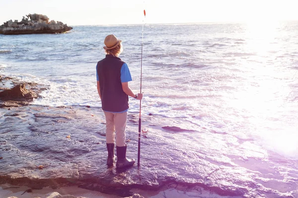 Εφηβικό αγόρι, ψάρεμα στη θάλασσα — Φωτογραφία Αρχείου