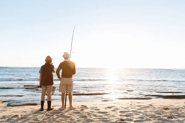Idősebb férfi horgászik az unokájával. — Stock Fotó
