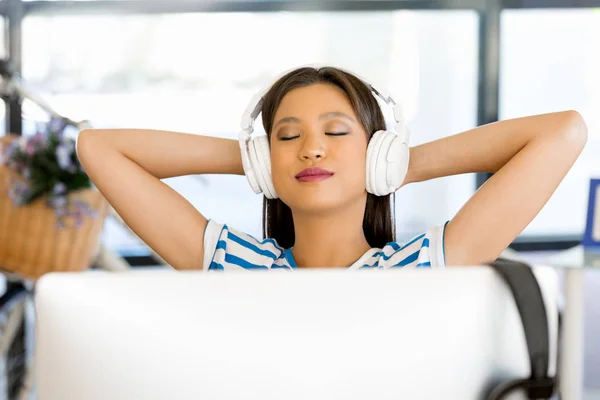 Young woman in office — Stock Photo, Image