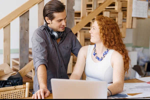 Ofiste iki genç tasarımcılar