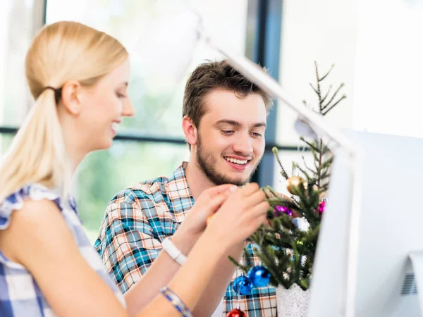 Portrait de travailleur de bureau souriant avec petit arbre de Noël — Photo