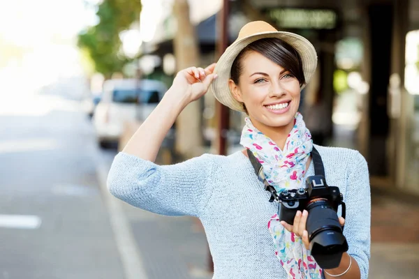 Verão ao ar livre sorrindo estilo de vida retrato de mulher muito jovem com câmera — Fotografia de Stock