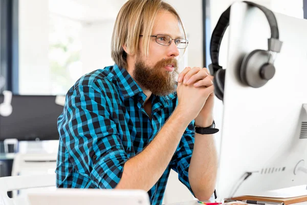 Junger Mann arbeitet im Büro — Stockfoto