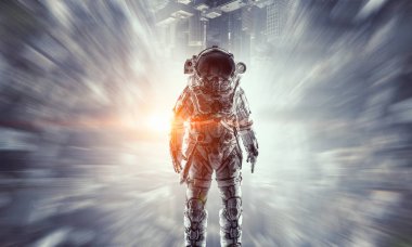 Astronot uzay giysisi içinde