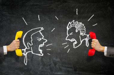 Alıcı elinde telefon