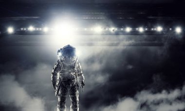 Astronot uzay giysisi içinde