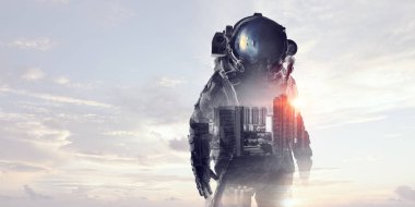 Astronot uzay giysisi içinde