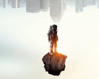 Astronot uzay giysisi içinde