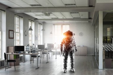 Astronot uzay giysisi içinde