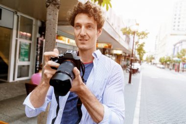 Erkek fotoğrafçı alarak resim