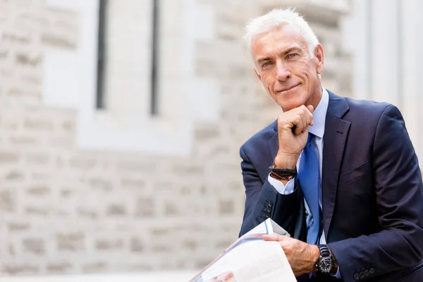 Portrait d'homme d'affaires confiant à l'extérieur — Photo