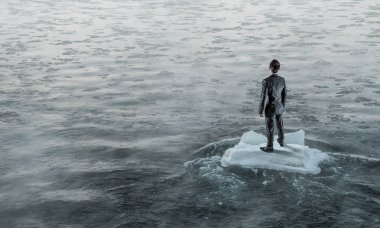 Yüzen buz kütlesi buz denizde sörf