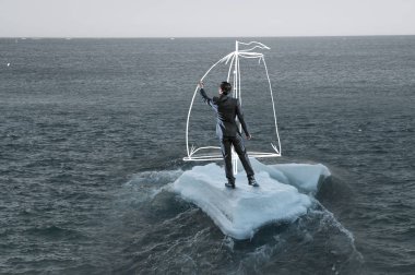 Yüzen buz kütlesi buz denizde sörf