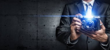 Elinde kamera olan adam