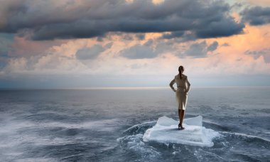 Yüzen buz kütlesi buz denizde sörf