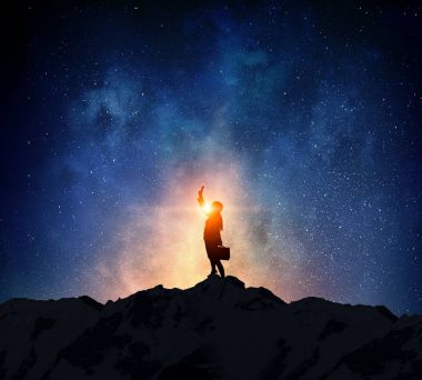 Yıldızlı gökyüzü karşı iş kadını. Karışık teknik