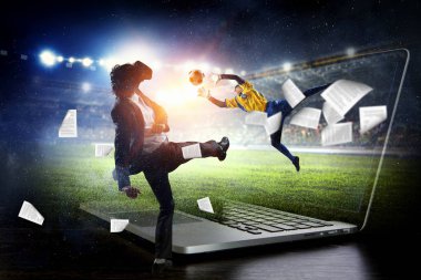 Sanal kask içinde adam. Karışık teknik