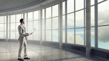 Modern ofis iç iş adamı. Karışık teknik