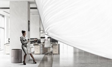 iş kadını çekerek afiş