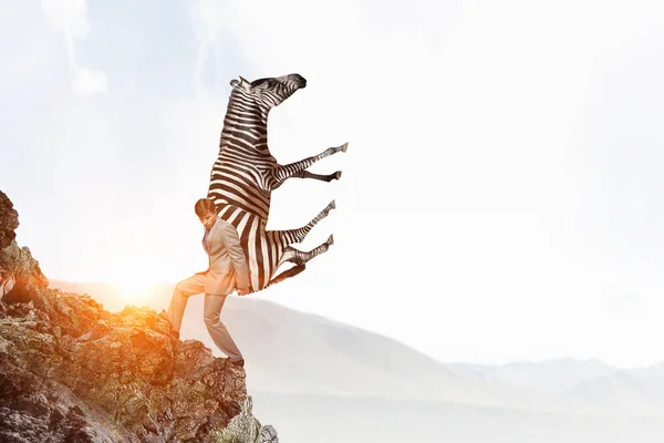 Homem de negócios carregando zebra. Meios mistos — Fotografia de Stock