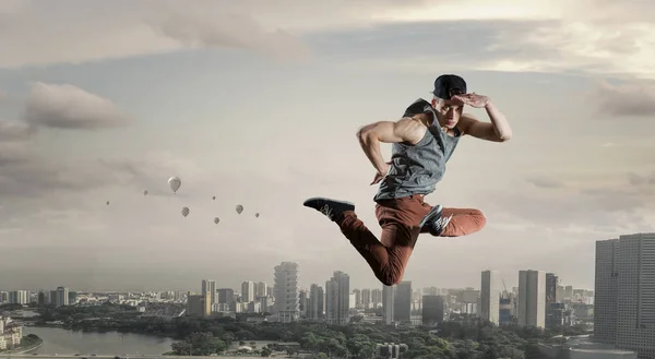 B-boy bei der Ausführung einiger Spielzüge. Gemischte Medien — Stockfoto