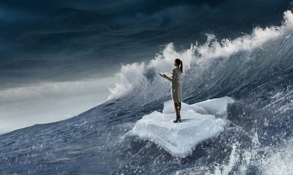 Yüzen buz kütlesi buz denizde sörf