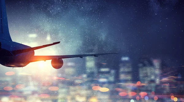 Gece gökyüzünde uçak