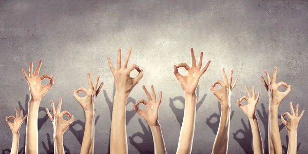 Группа людей поднимает руки — стоковое фото
