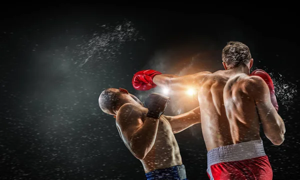Ulkona treenaavat nyrkkeilijät. Sekalaiset tiedotusvälineet — kuvapankkivalokuva