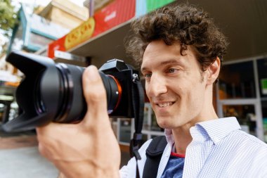 Erkek fotoğrafçı alarak resim