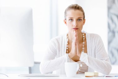 Çekici ofis çalışanı masada oturuyor.