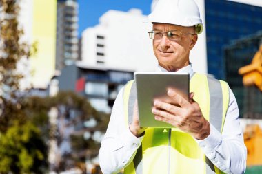 İnşaat alanında mühendis.