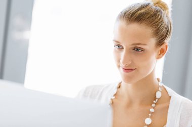 Çekici ofis çalışanı masada oturuyor.