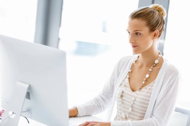 Çekici ofis çalışanı masada oturuyor.