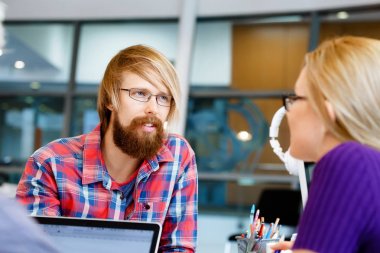 İş arkadaşları birlikte çalışma