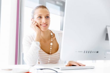 Çekici ofis çalışanı masada oturuyor.