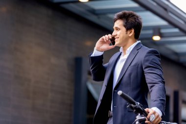 Başarılı bir iş adamı binicilik bisiklet