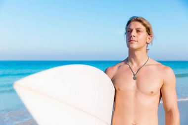 Dalgalar vurmak hazır