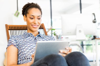 Afro-Amerikan ofis çalışanı iş içinde oturan gülümseyen portresi