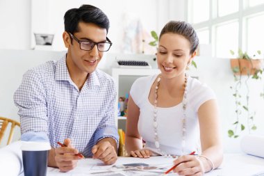 Ofisteki iki genç mimar